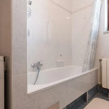 Apartament In Icici For 6 Person *