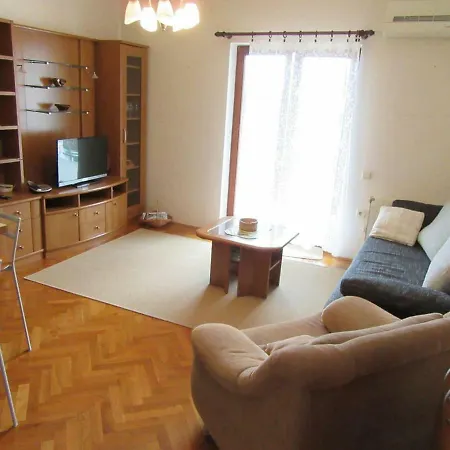 Apartament In Icici For 6 Person *